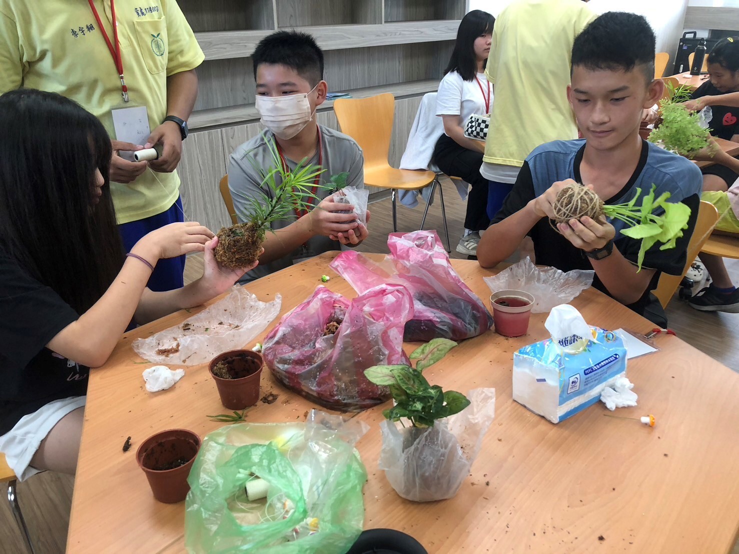 國立羅東高商舉辦國中暑期體驗營「悠遊林間永續減碳」-炭化稻殼體驗工作坊 活動照片