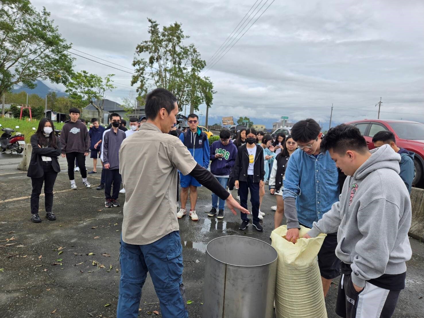 113-1「生態與永續旅遊」課程–炭化稻殼體驗工作坊 活動照片