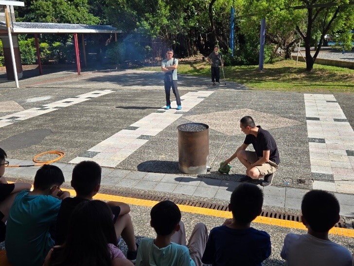 羅東國小暑期科學營X教學實踐研究計畫東區跨校教師社群 炭治郎的淨零小學堂–炭化稻殼體驗工作坊 活動照片