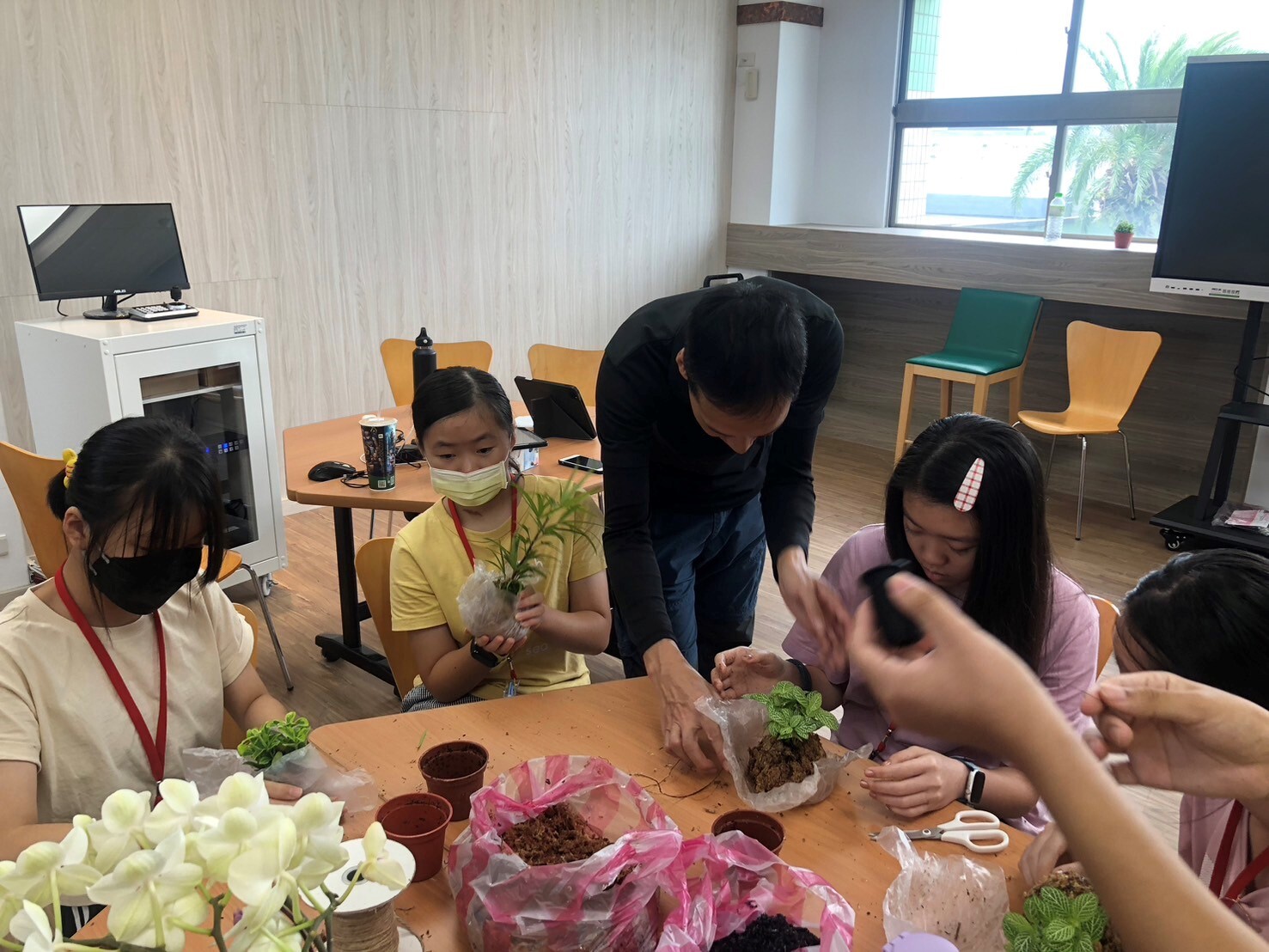 國立羅東高商舉辦國中暑期體驗營「悠遊林間永續減碳」-炭化稻殼體驗工作坊 活動照片