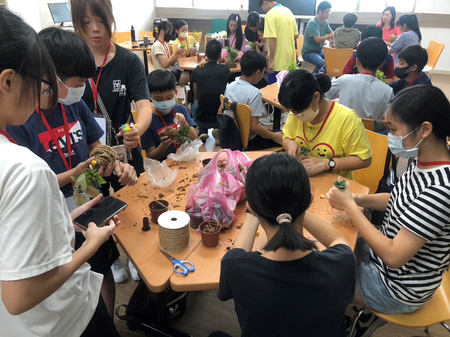 國立羅東高商舉辦國中暑期體驗營「悠遊林間永續減碳」-炭化稻殼體驗工作坊 活動照片