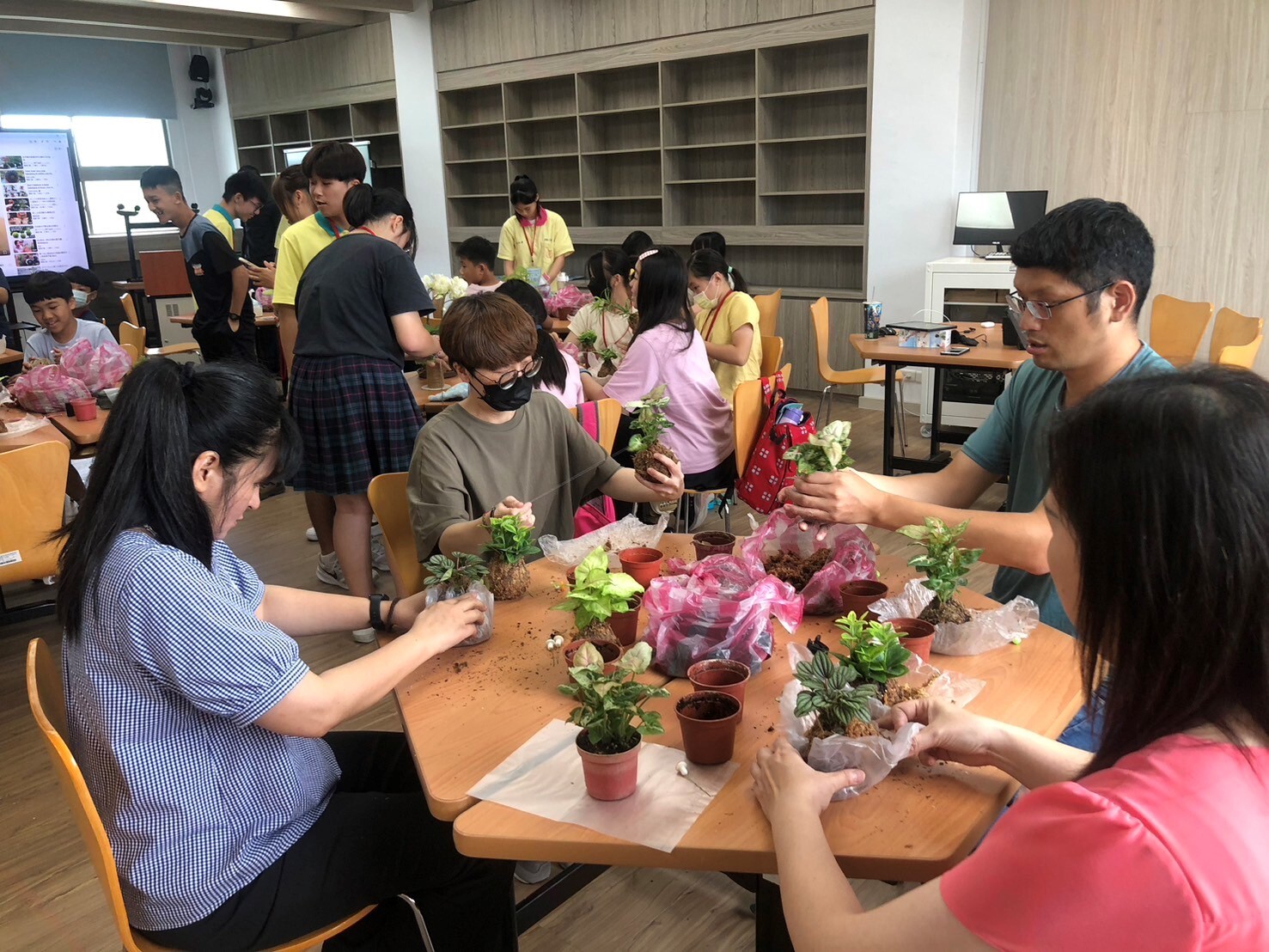 國立羅東高商舉辦國中暑期體驗營「悠遊林間永續減碳」-炭化稻殼體驗工作坊 活動照片