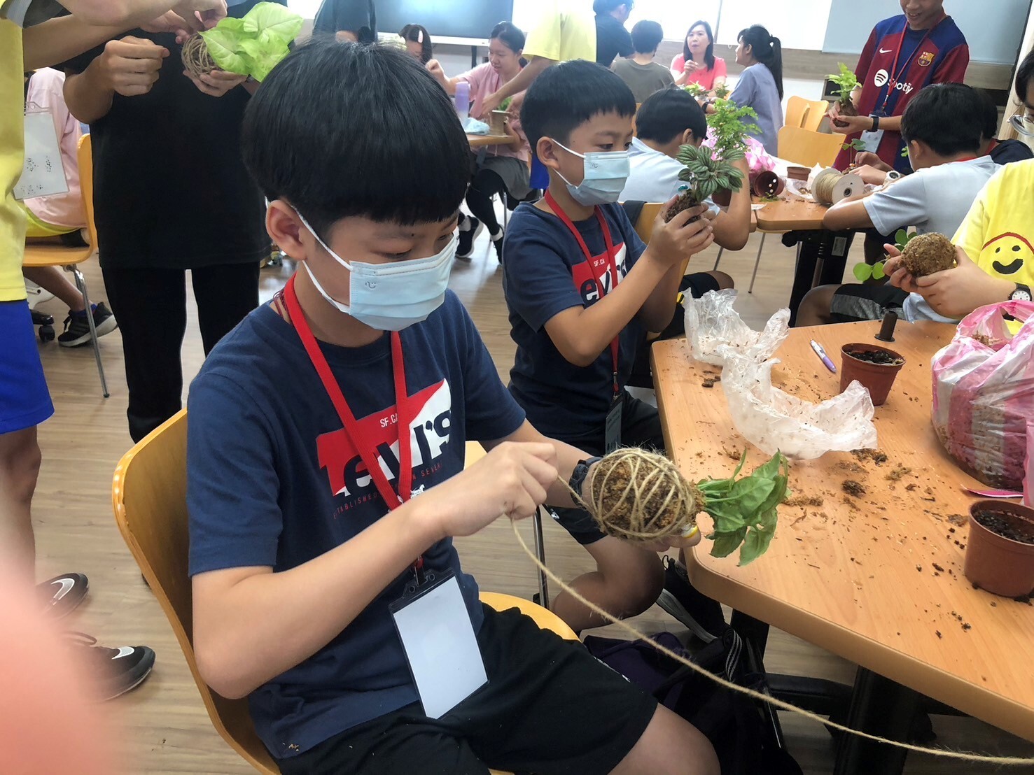 國立羅東高商舉辦國中暑期體驗營「悠遊林間永續減碳」-炭化稻殼體驗工作坊 活動照片