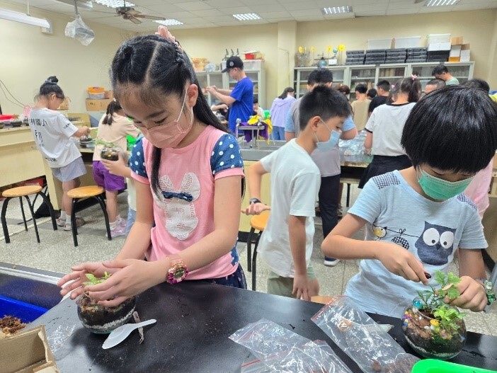 羅東國小暑期科學營X教學實踐研究計畫東區跨校教師社群 炭治郎的淨零小學堂–炭化稻殼體驗工作坊 活動照片
